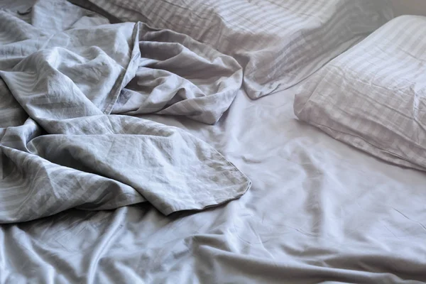 Selyem gyűrött ágynemű az ágyon — Stock Fotó