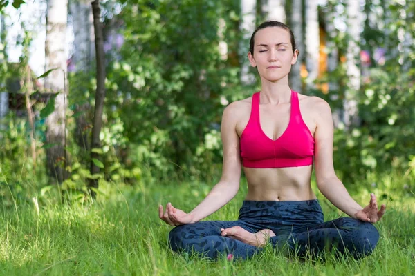 Una joven rusa meditando en el parque — Foto de Stock