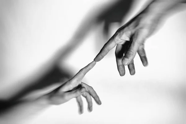 Männliche Und Weibliche Hände Sind Zueinander Hingezogen Konzept Der Pflege — Stockfoto