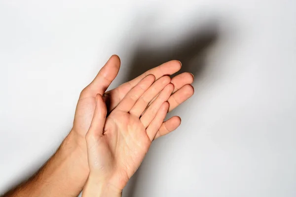 Hand in hand samen kunnen we verder gaan, zoete handen met vingers aan elkaar plakken in romantisch moment. — Stockfoto