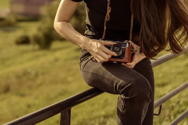 Genç mutlu kadın fotoğrafçı parkta retro kamera ile yürür. — Stok fotoğraf