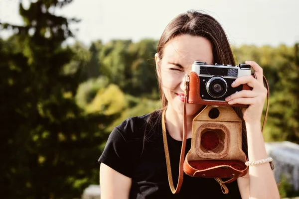 Joven fotógrafa feliz camina en el Parque con cámara retro — Foto de Stock