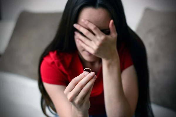 Llorando Triste Joven Con Anillo Compromiso Mano Cerca Depresión Después —  Fotos de Stock