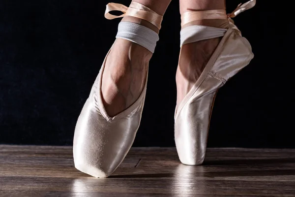 Feet of dancing ballerina — Stock Photo, Image