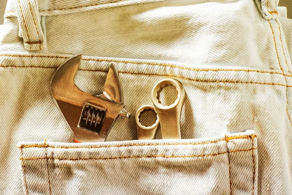 牛仔裤口袋里的工具 — 图库照片