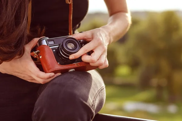 Joven fotógrafa feliz camina en el Parque con cámara retro — Foto de Stock