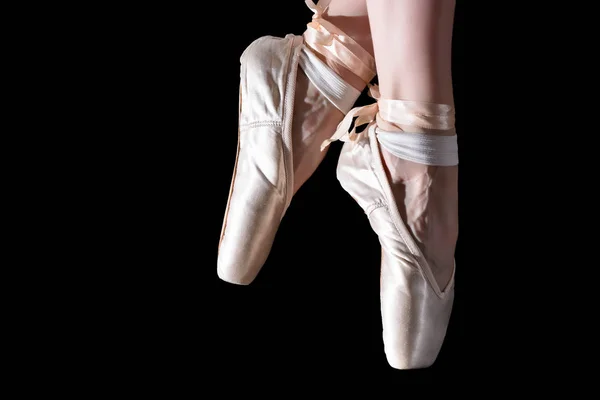 Fötter av dansande ballerina — Stockfoto