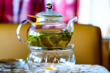 portakal arka plan bulanık ahşap tablo ile bitkisel çay çaydanlık