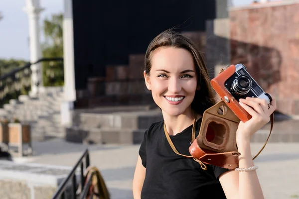 若い幸せな女性カメラマンがレトロなカメラで公園を散歩します。 — ストック写真