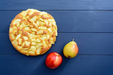 Pasta elma ve armut gri bir ahşap zemin üzerine