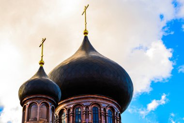 Ortodoks Şapel binanın üstüne altın bir haç ile kubbe. Kilisenin kubbesi. Hıristiyan çapraz.