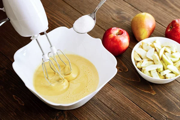 Meyilli veya elma-armut pasta ya da kek ya da gözleme hamur karıştırma. Ahşap masa c malzemeyi yakın çekim — Stok fotoğraf