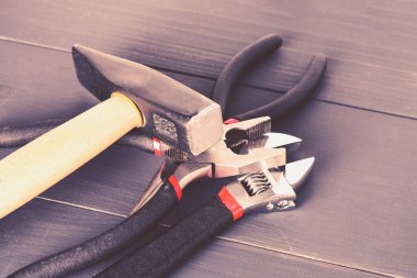 Ahşap kırsal arka plan üzerinde çalışan araçlar. en üstteki görünüm.