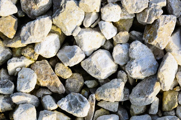 Het patroon van wit kalksteen kiezels. Rotsachtige achtergrond. — Stockfoto