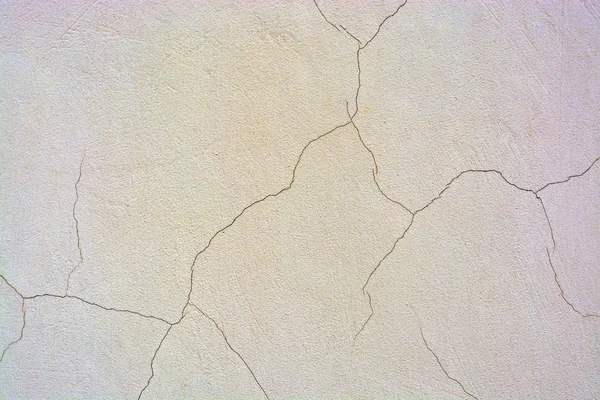 Φόντο τσιμεντένιο τοίχο, ίχνη από ακραίες καιρικές συνθήκες, το παλιό χρώμα βαφής φθαρμένα τοίχο κατεστραμμένο. Απομεινάρια των παλαιών χρωμάτων τη βαμμένη επιφάνεια του σκυροδέματος. Μια τραχιά επιφάνεια κάταγμα. Φιμέ — Φωτογραφία Αρχείου