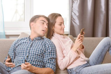 Bir koca Young'un kıskanç eş telefonunu iletiler için casusluk