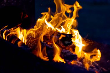 Barbekü Sıcak coals yanan alevlerden