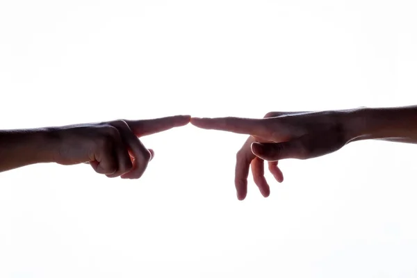 Geïsoleerde afbeelding van een silhouet van de jongen handen voor de vrouw hand te bereiken. Handen van moeder en zoon. Het concept van de familie, hulp, ondersteuning en liefde. — Stockfoto