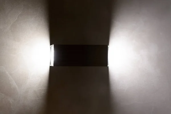 Ampoule LED moderne sur le mur du bureau. tonique. image abstraite — Photo