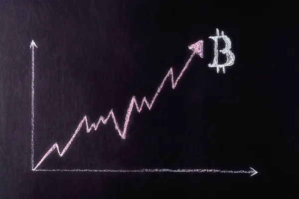 Tebeşir ile sembolü ile grafik Bitcoin için büyüyen bir siyah arka plan - çizilmiş — Stok fotoğraf
