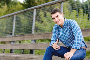 Stadı'nda oturan genç adam favori takım için sevinir. Duygusal yüz. Kopya alanı