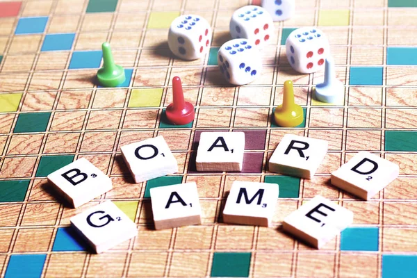 Jogos de tabuleiro. Entretenimento doméstico, jogos, lona, cubos, cones . — Fotografia de Stock