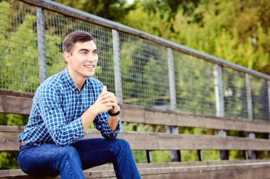 Stadı'nda oturan genç adam favori takım için sevinir. Duygusal yüz. Kopya alanı