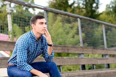 Sahne, takım hakkında endişeli Stadı nda oturan genç adam. Duygusal yüz. Kopya alanı