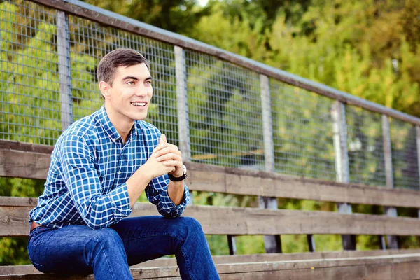 Stadı'nda oturan genç adam favori takım için sevinir. Duygusal yüz. Kopya alanı