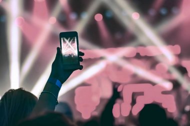 el ile bir smartphone bir konserde silüeti