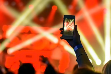 el ile bir smartphone bir konserde silüeti
