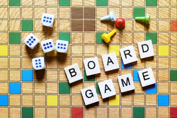 Brettspiele. Heimunterhaltung, Spiele, Leinwand, Würfel, Kegel. — Stockfoto