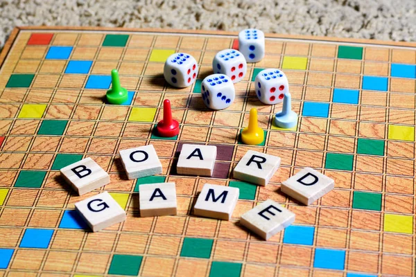 Brettspiele. Heimunterhaltung, Spiele, Leinwand, Würfel, Kegel. — Stockfoto