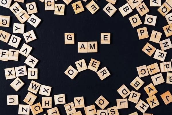 Word BOARD JOGO com letras de madeira na placa preta e letra no círculo — Fotografia de Stock