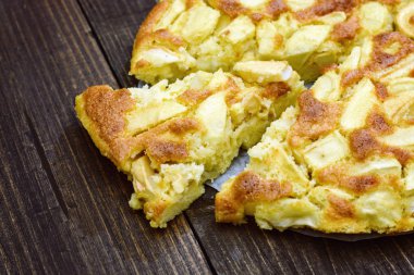 Charlotte, elma ve armut kahverengi ahşap arka plan üzerinde. Sonbahar natürmort