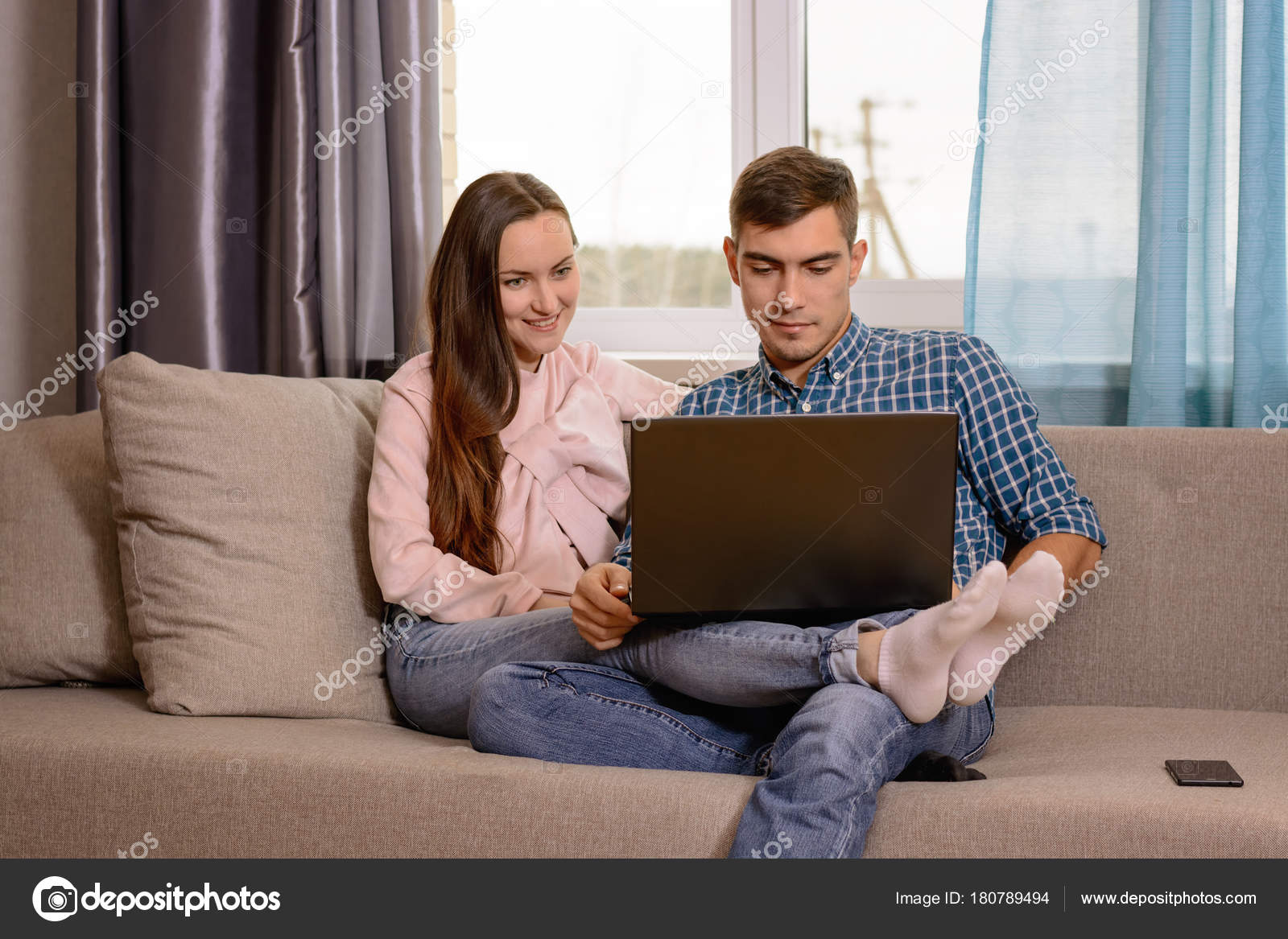 junges Amateurpärchen fickt auf der Couch junges Amateurpärchen fickt auf der Couch
