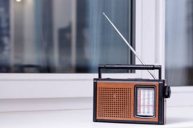 Eski kahverengi retro radyo yönlü Anten odasından beyaz pencere eşiğinde olduğunu