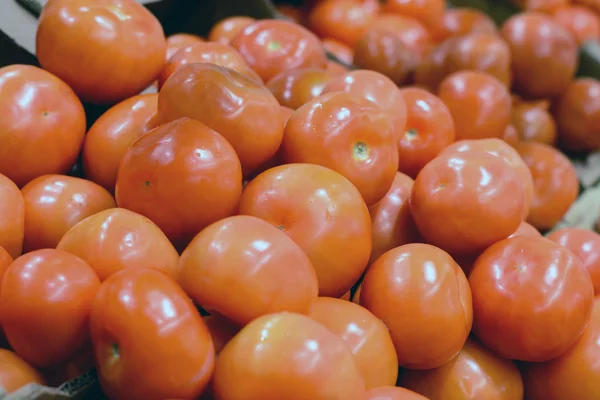 Red ripe tomatoes on the counter in the supermarket — Stock Photo, Image