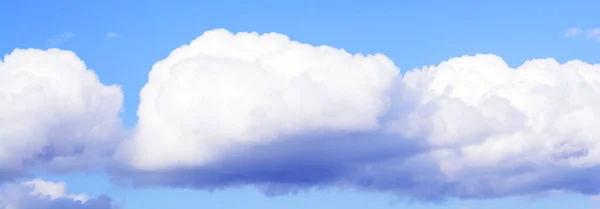 Άσπρο φουντωτό σύννεφα στον καταγάλανο ουρανό — Φωτογραφία Αρχείου