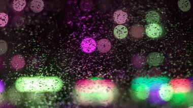 Görüntü yağmur ışıklar içinde belgili tanımlık geçmiş soyut bir Tanrı gece araba camına düşüyor. alan, kavrama, yumuşak odak sığ derinliği