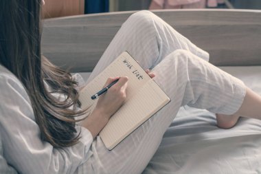 Genç bir kız sabah yatakta yatıyor ve bir dilek listesi yapar