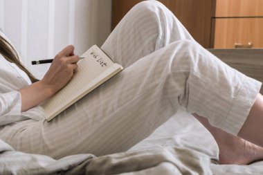 Yatakta yatarken pijama içinde bir kadın Resim kırpılmış ve arzu bir parçasıdır