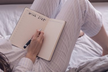 Yatakta yatarken pijama içinde bir kadın Resim kırpılmış ve arzu bir parçasıdır