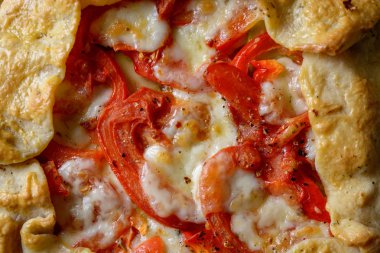 Ev yapımı pizza domates, mozzarella peyniri ve ahşap bir masa üzerinde kabak ile.