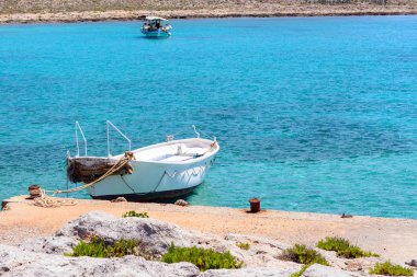 Küçük beyaz balıkçı teknesi masmavi Limanda demirli