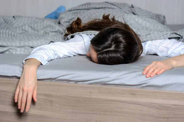 Primer plano retrato de una mujer de verdad cansada y durmiendo en una cama de casa dentro de pose como ha caído . — Foto de Stock