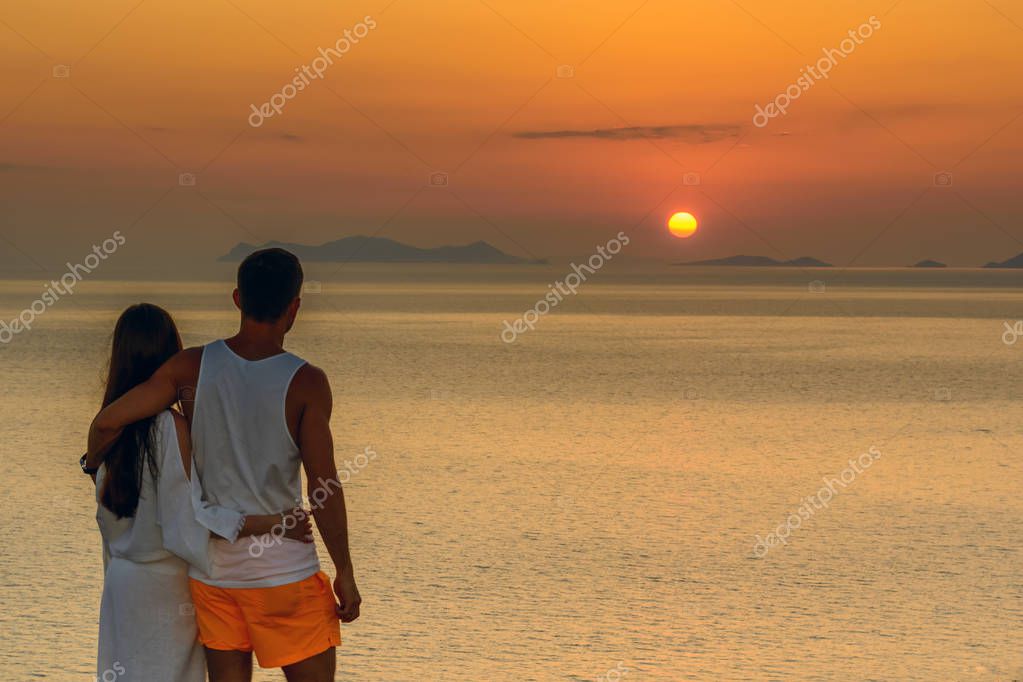 Portrait Dun Jeune Couple étreindre Au Coucher Du Soleil