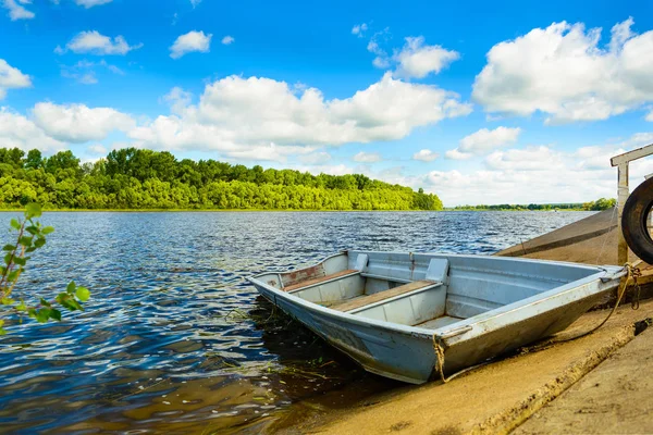Minimalistyczne pejzaż poziomy z łodzi na rzeki spokojny, zielony las i zachmurzone niebo. Jest to doskonały. — Zdjęcie stockowe