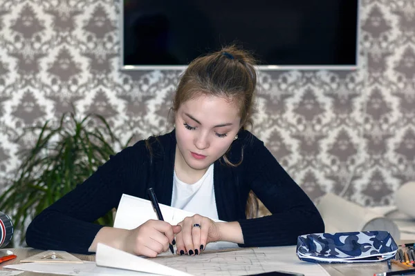 Čelní portrét mladého studentka provádí u stolu kreslí náčrty, nákresy, plány, architektura. školení a praxe — Stock fotografie