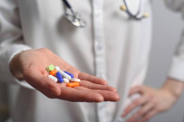 Bir doktor kadın boyun bir stetoskop ile avuç dan çok renkli Tablet